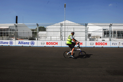 Pekerja menyelesaikan tahap akhir persiapan Jakarta International E-Prix Circuit (JIEC) di Ancol, Jakarta Utara, Kamis (2/6/2022).