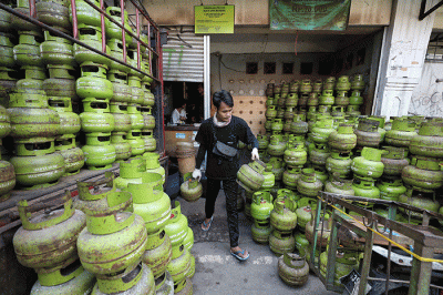 Pekerja menata tabung gas LPG 3 kilogram di Jakarta, Jumat (3/6/2022).