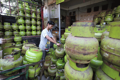 Pekerja menata tabung gas LPG 3 kilogram di Jakarta, Jumat (3/6/2022).