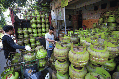Pekerja menata tabung gas LPG 3 kilogram di Jakarta, Jumat (3/6/2022).