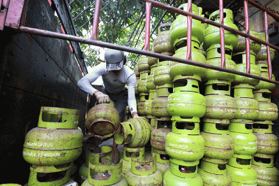 Pekerja menata tabung gas LPG 3 kilogram di Jakarta, Jumat (3/6/2022).