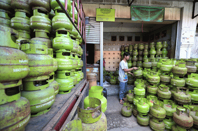 Pekerja menata tabung gas LPG 3 kilogram di Jakarta, Jumat (3/6/2022).