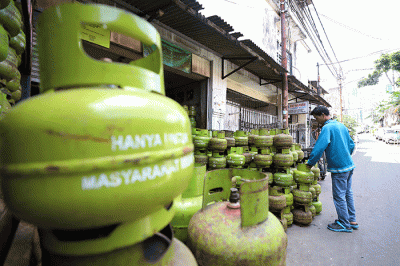 Pekerja menata tabung gas LPG 3 kilogram di Jakarta, Jumat (3/6/2022).