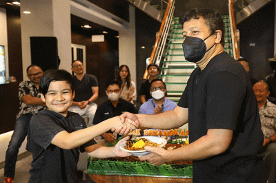 Potong tumpeng syukuran film Anak Penangkap Hantu di Lobby MNC Pictures, Kebon Jeruk, Jakarta Barat, Kamis (2/6/2022).