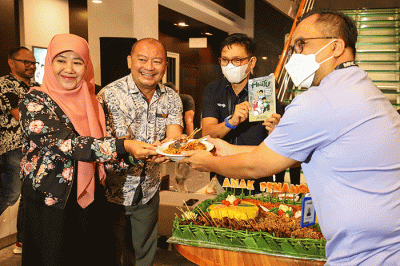 Potong tumpeng syukuran film Anak Penangkap Hantu di Lobby MNC Pictures, Kebon Jeruk, Jakarta Barat, Kamis (2/6/2022).