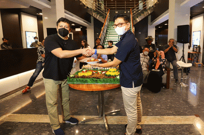 Potong tumpeng syukuran film Anak Penangkap Hantu di Lobby MNC Pictures, Kebon Jeruk, Jakarta Barat, Kamis (2/6/2022).