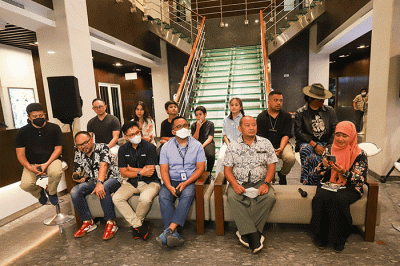 Potong tumpeng syukuran film Anak Penangkap Hantu di Lobby MNC Pictures, Kebon Jeruk, Jakarta Barat, Kamis (2/6/2022).