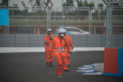 Sejumlah marshal saat mengikuti sesi Shake Down Formula E di Jakarta International E-Prix Circuit (JIEC), Ancol, Jakarta Utara, Jumat (3/6/2022).