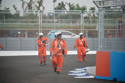 Sejumlah marshal saat mengikuti sesi Shake Down Formula E di Jakarta International E-Prix Circuit (JIEC), Ancol, Jakarta Utara, Jumat (3/6/2022).