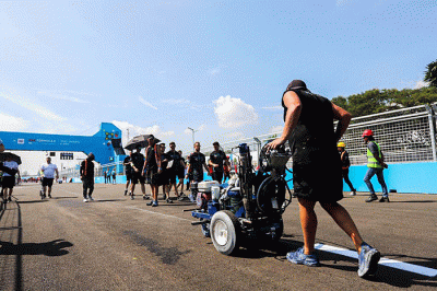 Sejumlah pembalap dan tim Formula E melakukan Track Walk H-1 jelang balapan di Jakarta International E-Prix Circuit (JIEC), Ancol, Jakarta Utara.