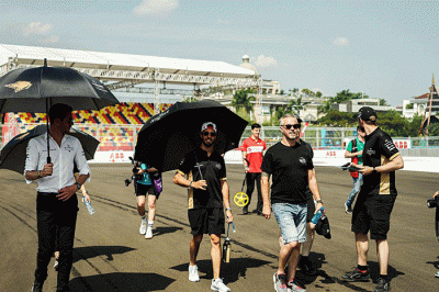 Sejumlah pembalap dan tim Formula E melakukan Track Walk H-1 jelang balapan di Jakarta International E-Prix Circuit (JIEC), Ancol, Jakarta Utara.