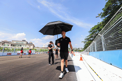 Sejumlah pembalap dan tim Formula E melakukan Track Walk H-1 jelang balapan di Jakarta International E-Prix Circuit (JIEC), Ancol, Jakarta Utara.
