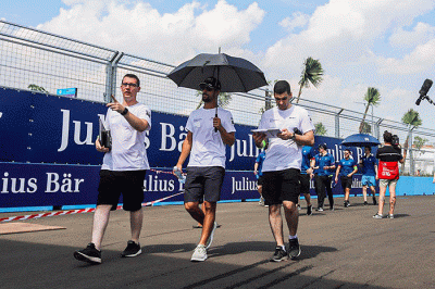 Sejumlah pembalap dan tim Formula E melakukan Track Walk H-1 jelang balapan di Jakarta International E-Prix Circuit (JIEC), Ancol, Jakarta Utara.