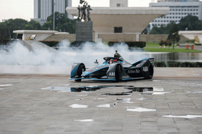 Pembalap Mercedes Formula E, Nyck De Vries saat menjajal mobil balapnya di kawasan Monumen Nasional (Monas) Jakarta, Kamis (2/6/2022).