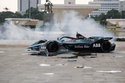 Pembalap Mercedes Formula E, Nyck De Vries saat menjajal mobil balapnya di kawasan Monumen Nasional (Monas) Jakarta, Kamis (2/6/2022).