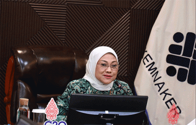Menaker Ida Fauziyah ketika melakukan pertemuan dengan Menteri Tenaga Kerja dan Pembangunan Arab Saudi Ahmed Al-Rajhi secara virtual, Jumat (3/6/2022).