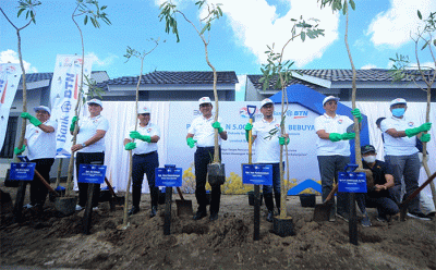 Direktur Utama BTN Haru Koesmahargyo, Ketua PPATK Ivan Yustiavandana dan Gubernur NTB Zulkieflimansyah menanam pohon di perumahan Bellpark II, Mataram.