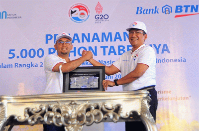 Direktur Utama BTN Haru Koesmahargyo, Ketua PPATK Ivan Yustiavandana dan Gubernur NTB Zulkieflimansyah menanam pohon di perumahan Bellpark II, Mataram.