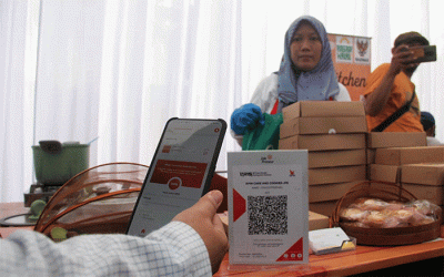 Pengunjung sedang bertransaksi menggunakan aplikasi JakOne Pay di salah satu pedagang binaan JakPreneur pada perhelatan Jakarta E-Prix 2022.