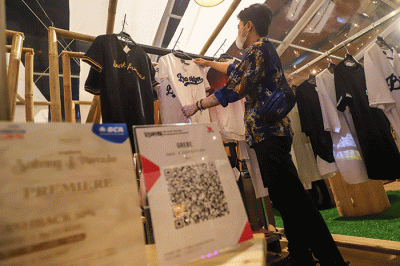 Pengunjung melihat salah satu produk dalam Festival UKM saat berlangsungnya acara 