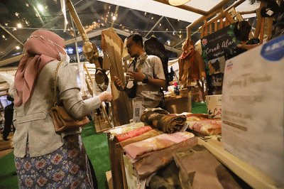 Pengunjung melihat salah satu produk dalam Festival UKM saat berlangsungnya acara 