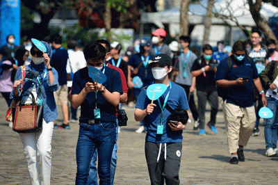 Penonton memadati area Jakarta International E-Prix Circuit (JIEC), Ancol, Jakarta Utara, Sabtu (4/6/2022).