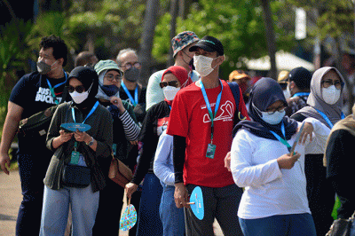 Penonton memadati area Jakarta International E-Prix Circuit (JIEC), Ancol, Jakarta Utara, Sabtu (4/6/2022).