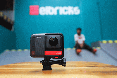 Pembawa acara David John Schaap dan Skateboarder Satria Vijie saat memperkenalkan kamera aksi Insta360 One RS Twin Edition di Elbrick Skate Park.