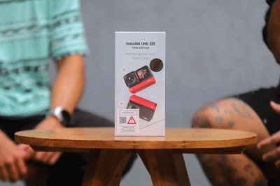 Pembawa acara David John Schaap dan Skateboarder Satria Vijie saat memperkenalkan kamera aksi Insta360 One RS Twin Edition di Elbrick Skate Park.