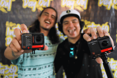 Pembawa acara David John Schaap dan Skateboarder Satria Vijie saat memperkenalkan kamera aksi Insta360 One RS Twin Edition di Elbrick Skate Park.