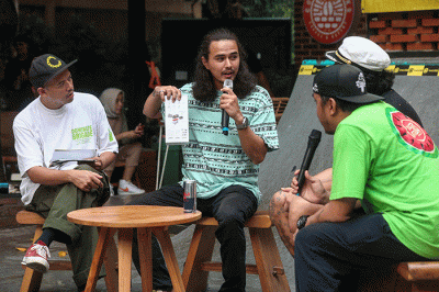 Pembawa acara David John Schaap dan Skateboarder Satria Vijie saat memperkenalkan kamera aksi Insta360 One RS Twin Edition di Elbrick Skate Park.