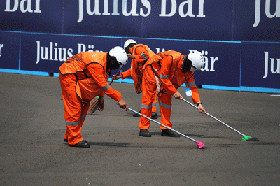 Marshal membersihkan area lintasan usai dipakai sesi kualifikasi ajang balap Formula E Jakarta di Jakarta International E-Prix Circuit (JIEC), Jakarta.