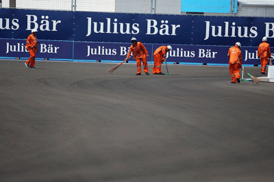 Marshal membersihkan area lintasan usai dipakai sesi kualifikasi ajang balap Formula E Jakarta di Jakarta International E-Prix Circuit (JIEC), Jakarta.