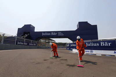 Marshal membersihkan area lintasan usai dipakai sesi kualifikasi ajang balap Formula E Jakarta di Jakarta International E-Prix Circuit (JIEC), Jakarta.