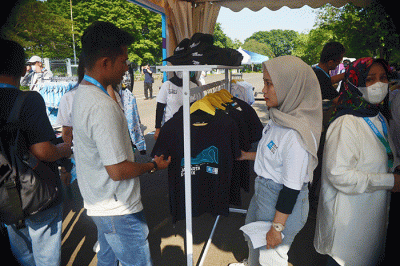 Penonton berburu merchandise Formula E di Parkir Barat, JIExpo, Kemayoran, Jakarta Pusat, Sabtu (4/6/2022).