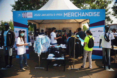 Penonton berburu merchandise Formula E di Parkir Barat, JIExpo, Kemayoran, Jakarta Pusat, Sabtu (4/6/2022).