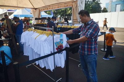 Penonton berburu merchandise Formula E di Parkir Barat, JIExpo, Kemayoran, Jakarta Pusat, Sabtu (4/6/2022).