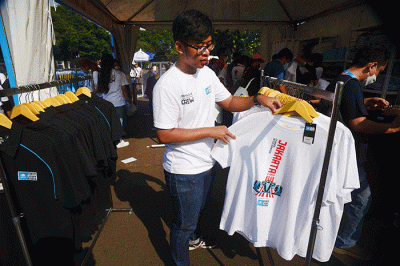Penonton berburu merchandise Formula E di Parkir Barat, JIExpo, Kemayoran, Jakarta Pusat, Sabtu (4/6/2022).