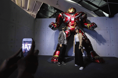 Pengunjung melihat koleksi Marvel Studios dalam pameran yang berlangsung di City Hall PIM 3, Jakarta Selatan, Sabtu (4/6/2022).