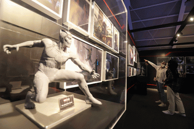 Pengunjung melihat koleksi Marvel Studios dalam pameran yang berlangsung di City Hall PIM 3, Jakarta Selatan, Sabtu (4/6/2022).