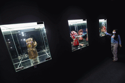 Pengunjung melihat koleksi Marvel Studios dalam pameran yang berlangsung di City Hall PIM 3, Jakarta Selatan, Sabtu (4/6/2022).