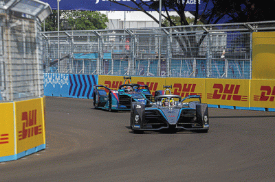 Pembalap Formula E Jean-Eric Vergne memacu mobilnya saat sesi latihan bebas 2 di Jakarta International E-prix Circuit (JIEC), Ancol, Jakarta Utara.