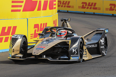 Pembalap Formula E Jean-Eric Vergne memacu mobilnya saat sesi latihan bebas 2 di Jakarta International E-prix Circuit (JIEC), Ancol, Jakarta Utara.