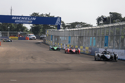 Pembalap Formula E Jean-Eric Vergne memacu mobilnya saat sesi latihan bebas 2 di Jakarta International E-prix Circuit (JIEC), Ancol, Jakarta Utara.