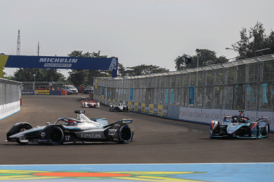 Pembalap Formula E Jean-Eric Vergne memacu mobilnya saat sesi latihan bebas 2 di Jakarta International E-prix Circuit (JIEC), Ancol, Jakarta Utara.