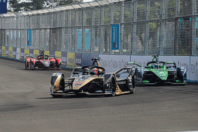 Pembalap Formula E Jean-Eric Vergne memacu mobilnya saat sesi latihan bebas 2 di Jakarta International E-prix Circuit (JIEC), Ancol, Jakarta Utara.