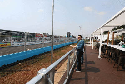 Executive Chairman MNC Group Hary Tanoesoedibjo berbincang dengan Gubernur DKI Jakarta Anies Baswedan saat  menghadiri ajang balap mobil listrik Formula E.