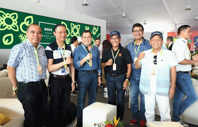 Executive Chairman MNC Group Hary Tanoesoedibjo berbincang dengan Gubernur DKI Jakarta Anies Baswedan saat  menghadiri ajang balap mobil listrik Formula E.