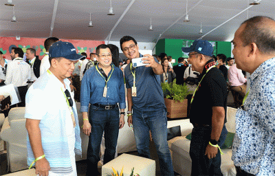 Executive Chairman MNC Group Hary Tanoesoedibjo berbincang dengan Gubernur DKI Jakarta Anies Baswedan saat  menghadiri ajang balap mobil listrik Formula E.