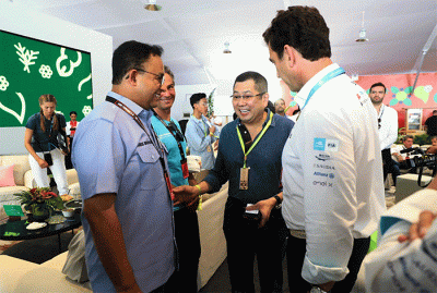 Executive Chairman MNC Group Hary Tanoesoedibjo berbincang dengan Gubernur DKI Jakarta Anies Baswedan saat  menghadiri ajang balap mobil listrik Formula E.